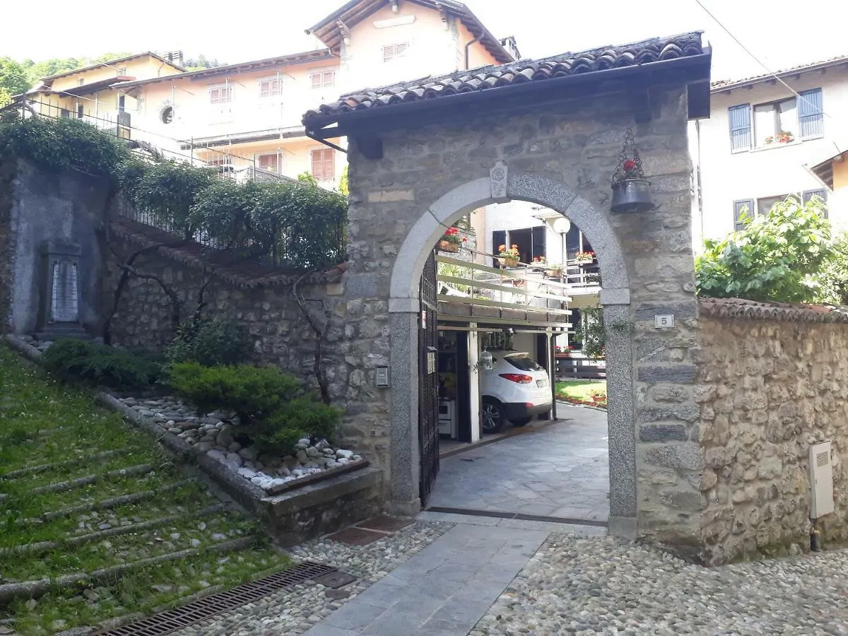Da Mara Lago Di Como Villa Sormano Italy